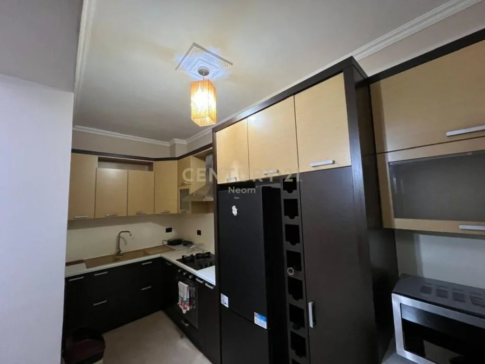 Tirane, jepet me qera apartament 2+1 Kati 2, 130 m² 750 € (Neom108594)