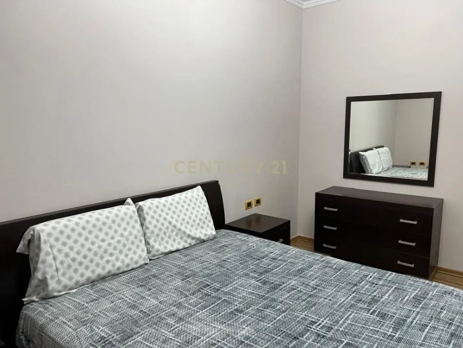 Tirane, jepet me qera apartament 2+1 Kati 2, 130 m² 750 € (Neom108594)