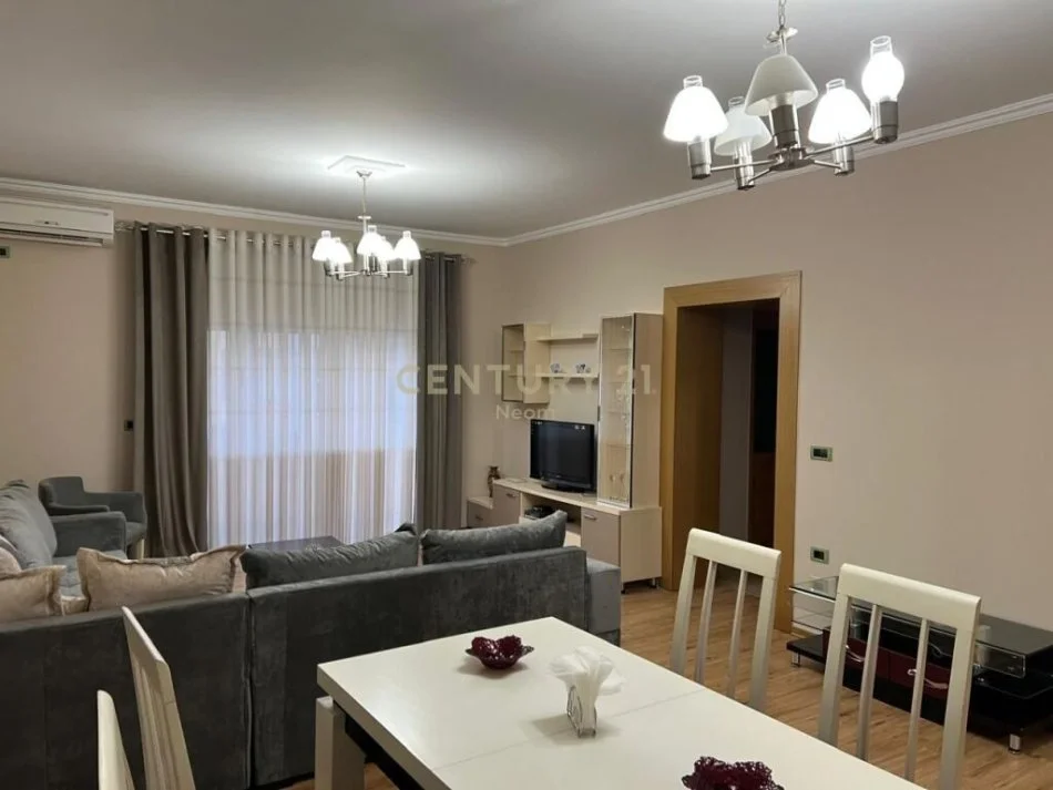 Tirane, jepet me qera apartament 2+1 Kati 2, 130 m² 750 € (Neom108594)