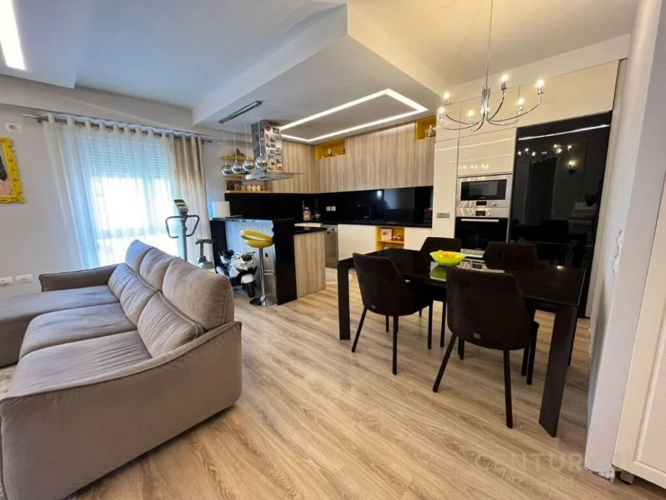 Tirane, jepet me qera apartament 3+1+Ballkon Kati 5, 133 m² 1.200 € (21 dhjetori)