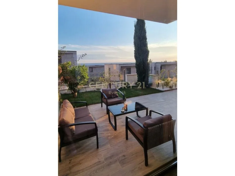 Vlore, shitet Vile 3+1+Aneks+Ballkon Kati 2, 152 m² 1.050.000 € (Rruga Peri Volo)