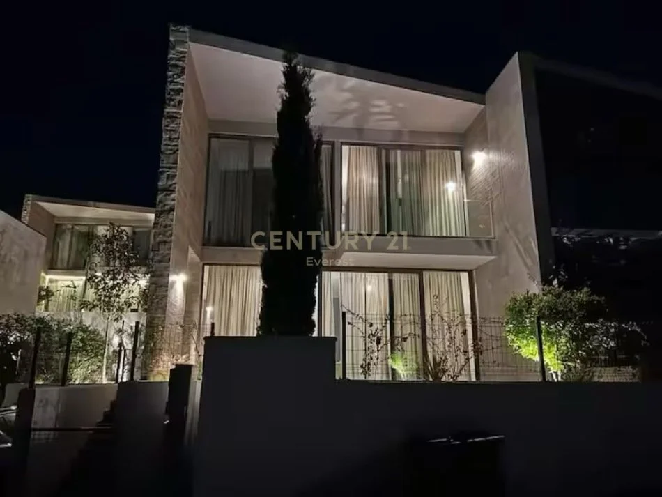 Vlore, shitet Vile 3+1+Aneks+Ballkon Kati 2, 152 m² 1.050.000 € (Rruga Peri Volo)