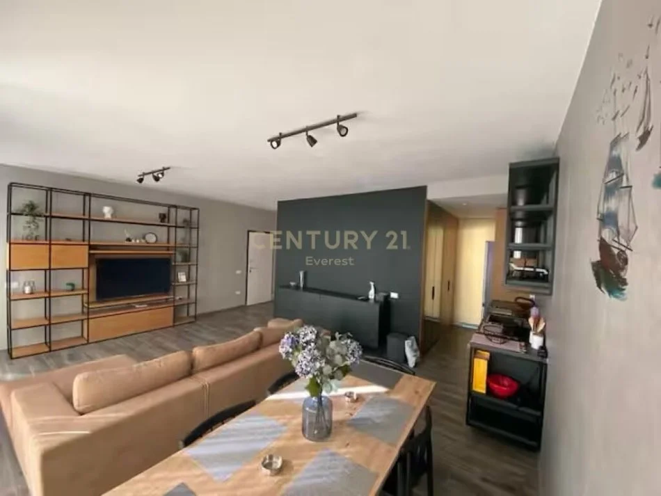 Vlore, shitet Vile 3+1+Aneks+Ballkon Kati 2, 152 m² 1.050.000 € (Rruga Peri Volo)