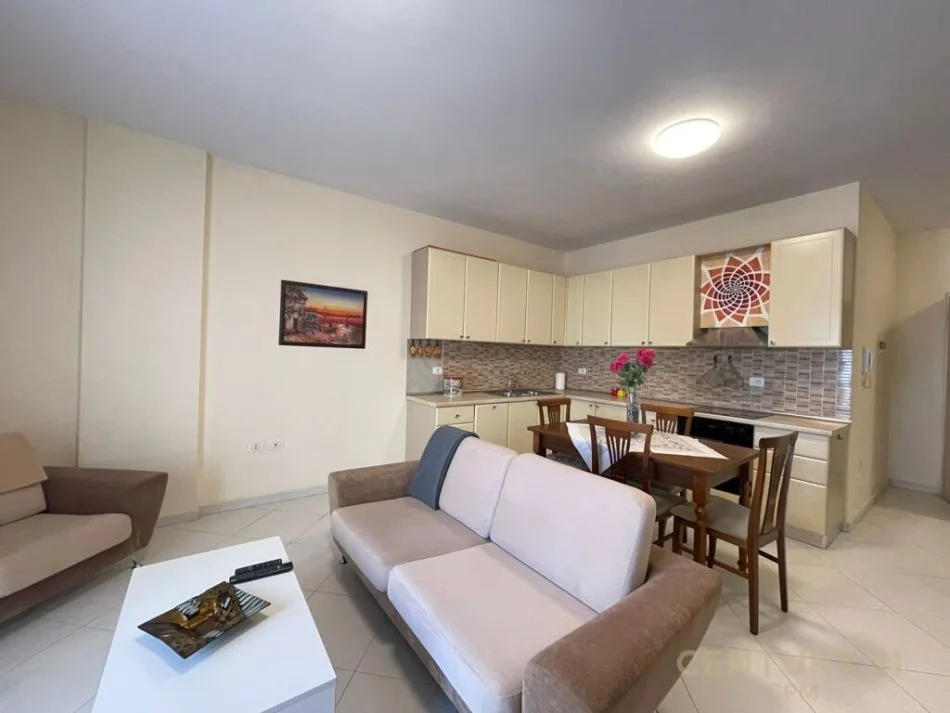 Tirane, jepet me qera 1+1 Kati 3, 70 m² 550 € (Kopshti Botanik)