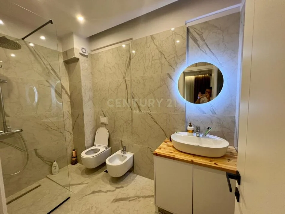 Tirane, jepet me qera apartament modern 2+1+2 me oborr te Liqeni i Thate, Kati 3, 100 m² 1.200 € (Neom108688)