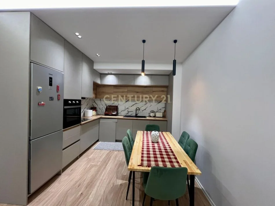 Tirane, jepet me qera apartament modern 2+1+2 me oborr te Liqeni i Thate, Kati 3, 100 m² 1.200 € (Neom108688)