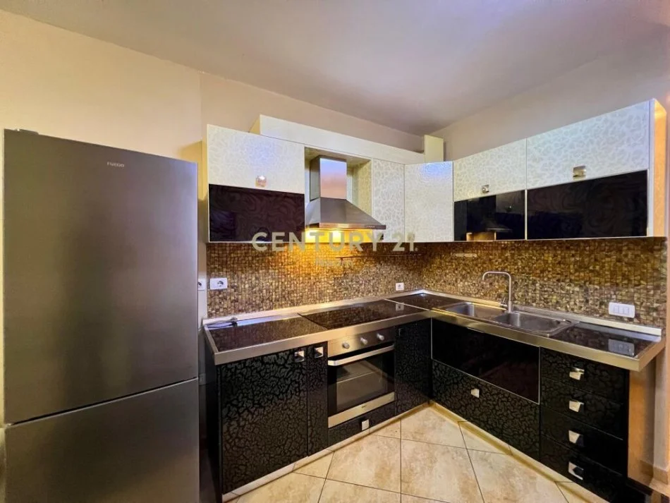 Tirane, jap me qera apartament 2+1 Kati 4, 100 m² 650 € (Neom108725)