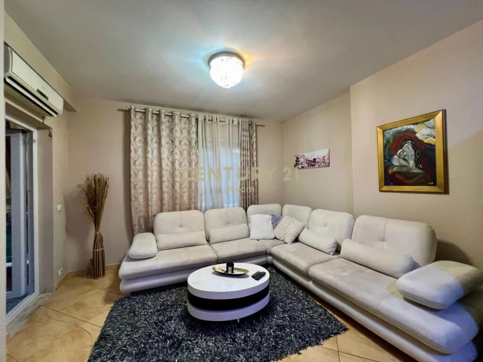 Tirane, jap me qera apartament 2+1 Kati 4, 100 m² 650 € (Neom108725)