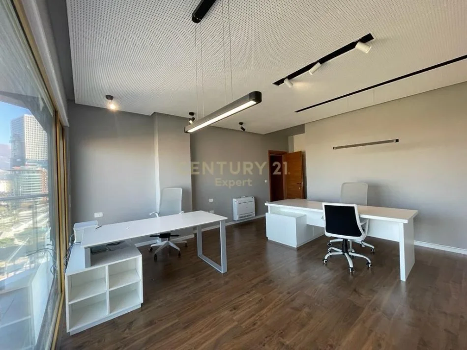 Tirane, jepet me qera zyre Kati 12, 167 m² 3.000 € (ISH BLLOKU)