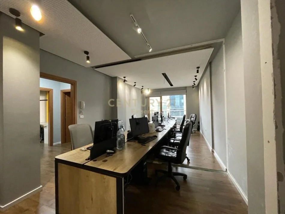 Tirane, jepet me qera zyre Kati 12, 167 m² 3.000 € (ISH BLLOKU)
