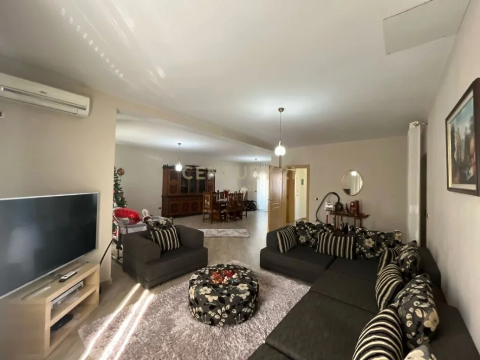 Tirane, jepet me qera Vile 3 Katshe Kati 1, 456 m² 2500 € (kodra e priftit)