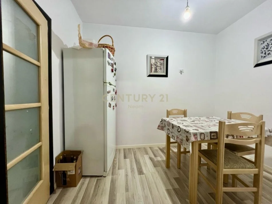 Tirane, jepet me qera apartament 3+1+Aneks+Ballkon Kati 4, 120 m² 580 € (Neom108830)