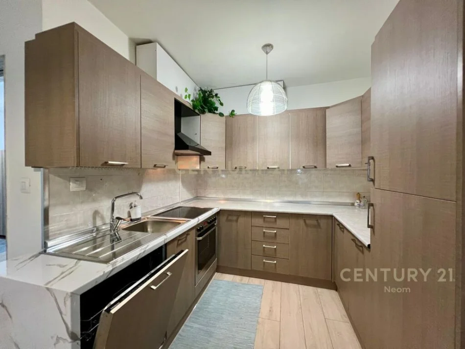 Tirane, jepet me qera apartament 2+1+Aneks+Ballkon Kati 4, 120 m² 880 € (Neom108837)