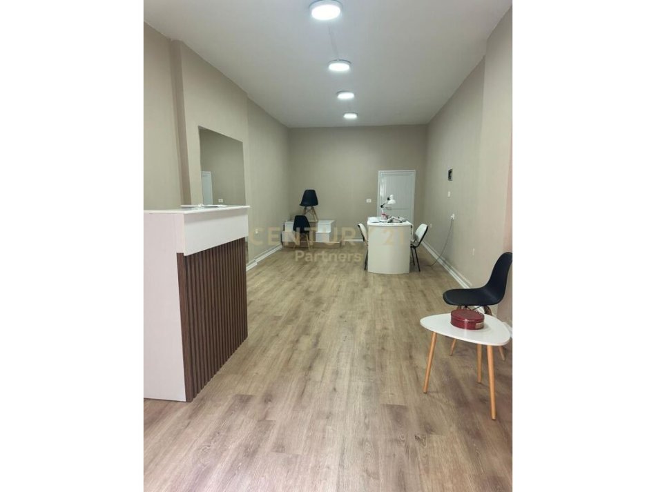 Tirane, shitet dyqan Kati 0, 41 m² (Komuna e parisit)