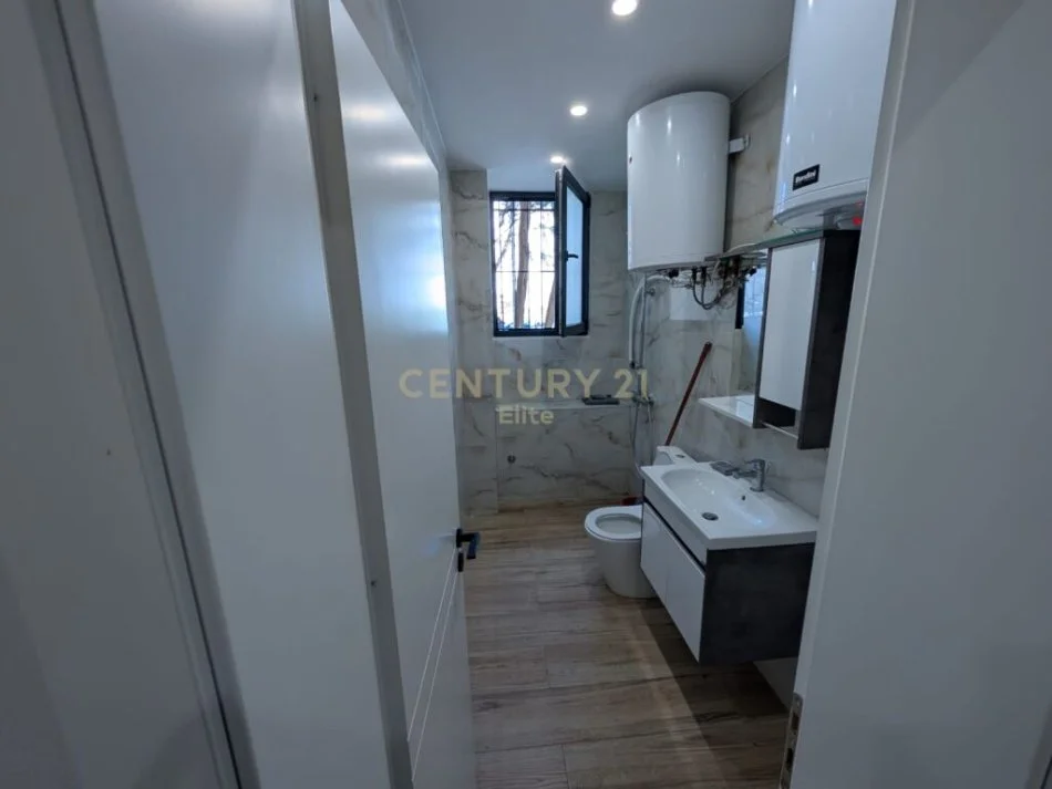 Tirane, jepet me qera ambjent biznesi Kati 1, 50 m² 600 € (Stadiumi Dinamo)