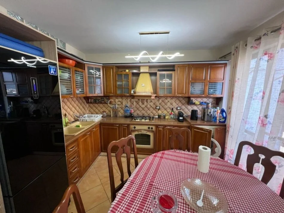 Tirane, jepet me qera apartament 1+1 Kati 5, 67 m² 450 € (Rruga 5 Maji)