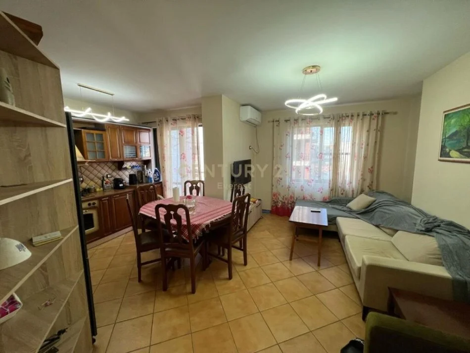 Tirane, jepet me qera apartament 1+1 Kati 5, 67 m² 450 € (Rruga 5 Maji)