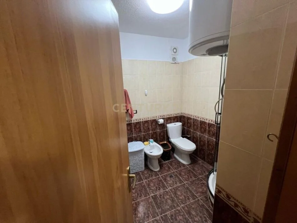 Tirane, jepet me qera apartament 1+1 Kati 5, 67 m² 450 € (Rruga 5 Maji)