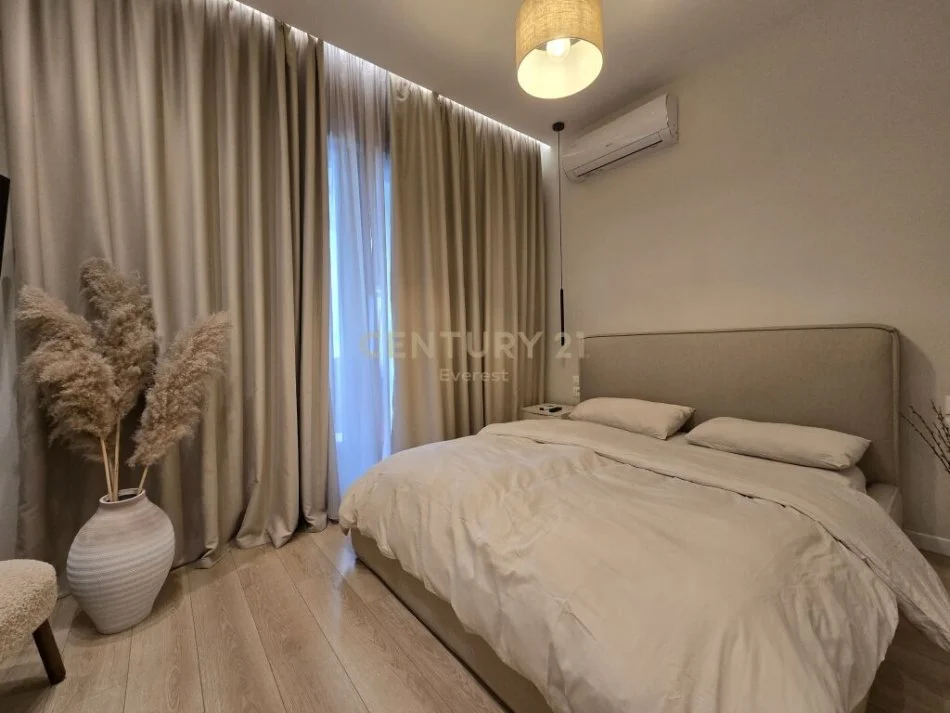 Tirane, jepet me qera apartament 1+1 Kati 7, 68 m² 880 € (Square21)