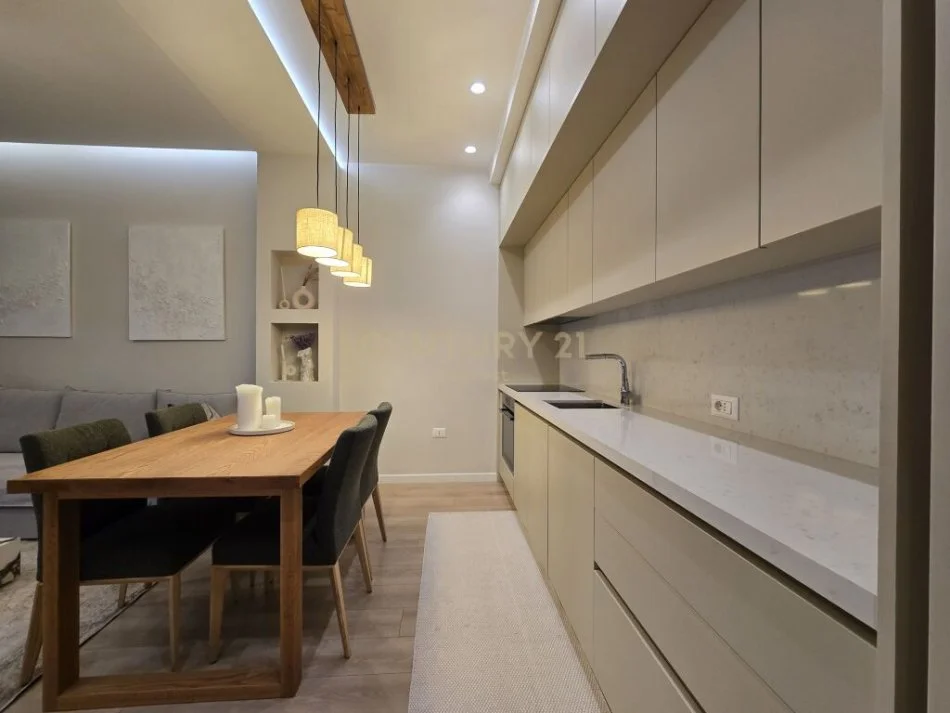 Tirane, jepet me qera apartament 1+1 Kati 7, 68 m² 880 € (Square21)