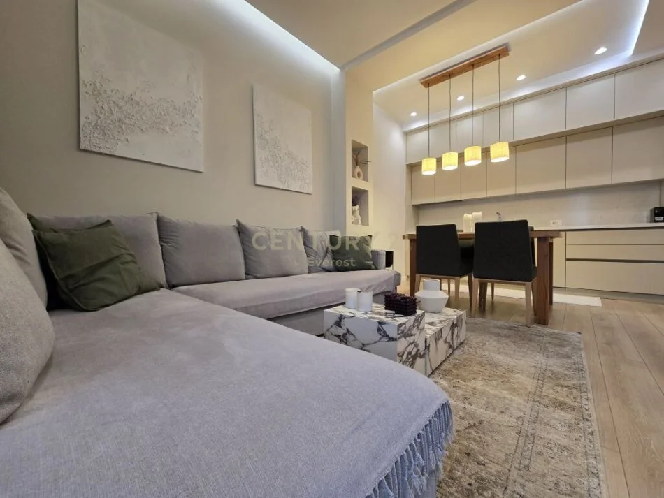 Tirane, jepet me qera apartament 1+1 Kati 7, 68 m² 880 € (Square21)