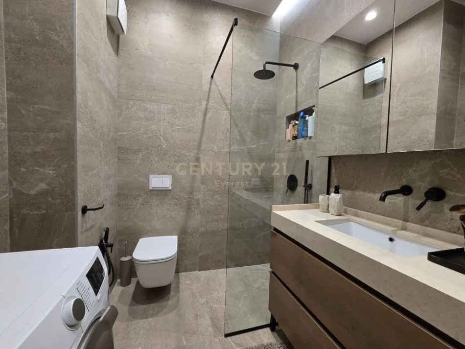 Tirane, jepet me qera apartament 1+1 Kati 7, 68 m² 880 € (Square21)