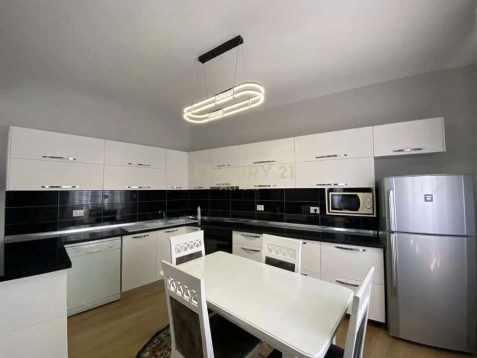 Tirane, jepet me qera apartament 3+1 Kati 2, 90 m² 500 € 