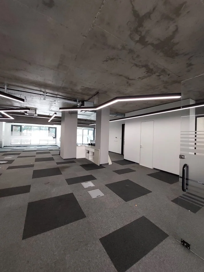 Tirane, jepet me qera zyre Kati 1, 300 m² 6.000 € (Rruga e Kosovareve)