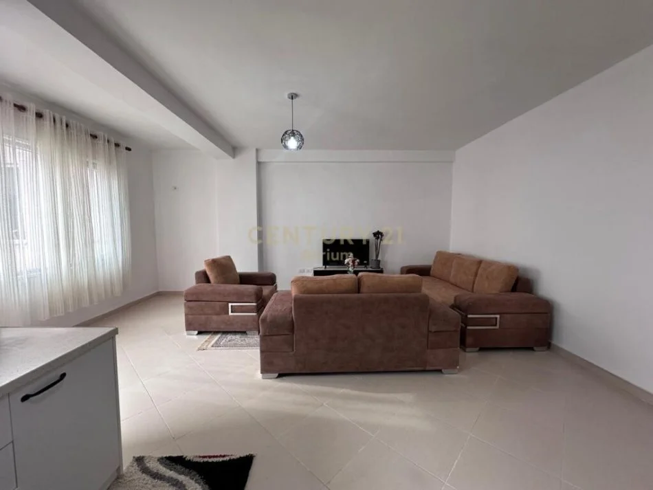 Tirane, jepet me qera apartament 2+1+Ballkon Kati 3, 105 m² 420 € 