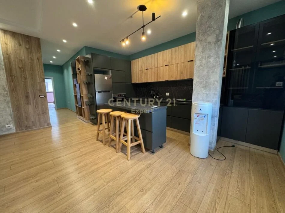 Tirane, jepet me qera apartament 2+1 Kati 3, 150 m² 700 € (DON BOSKO!)