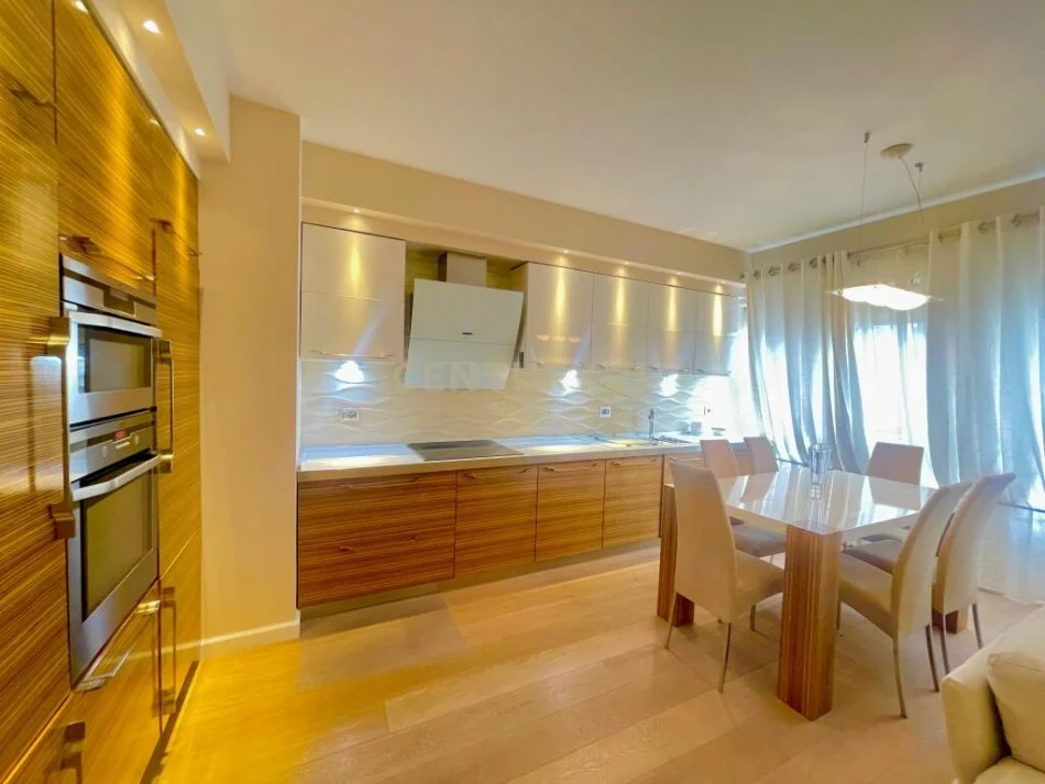 Tirane, jepet me qera apartament 3+1+Ballkon Kati 4, 135 m² 1.800 € (Neom109175)