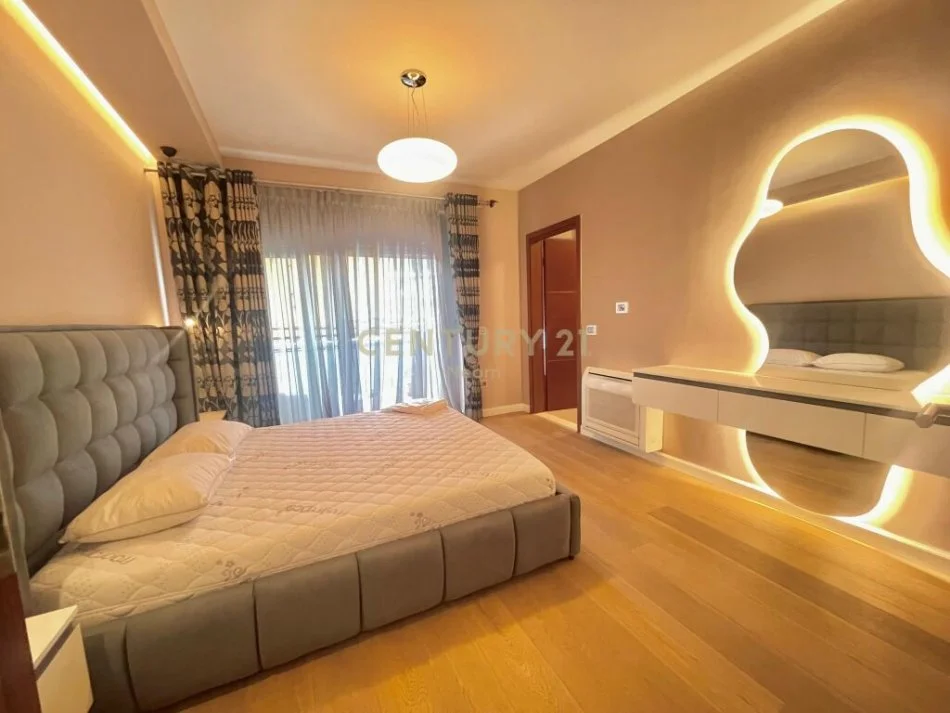 Tirane, jepet me qera apartament 3+1+Ballkon Kati 4, 135 m² 1.800 € (Neom109175)