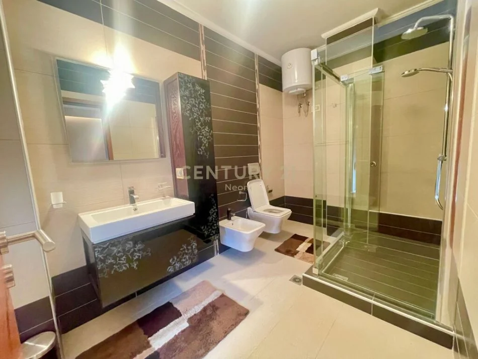 Tirane, jepet me qera apartament 3+1+Ballkon Kati 4, 135 m² 1.800 € (Neom109175)