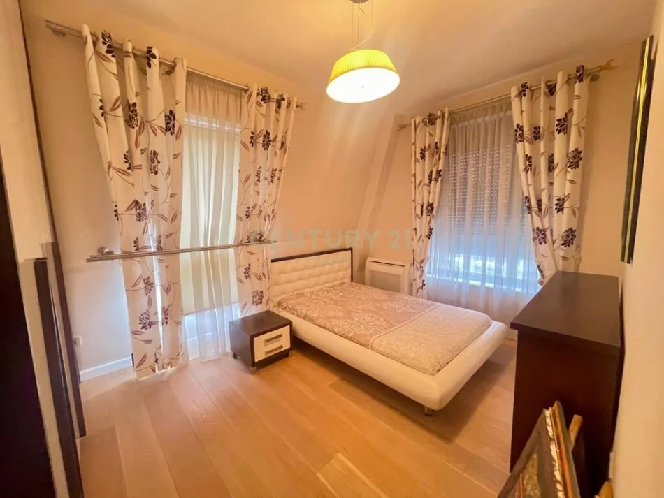 Tirane, jepet me qera apartament 3+1+Ballkon Kati 4, 135 m² 1.800 € (Neom109175)