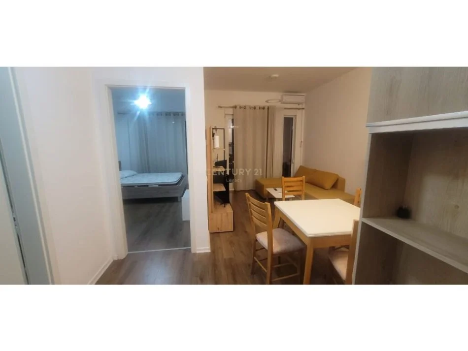 Tirane, jepet me qera apartament 1+1 Kati 10, 500 m² (Inxhinieria)