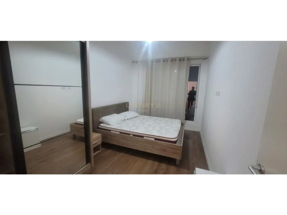 Tirane, jepet me qera apartament 1+1 Kati 10, 500 m² (Inxhinieria)