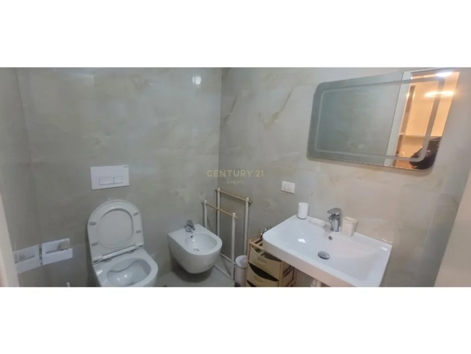 Tirane, jepet me qera apartament 1+1 Kati 10, 500 m² (Inxhinieria)