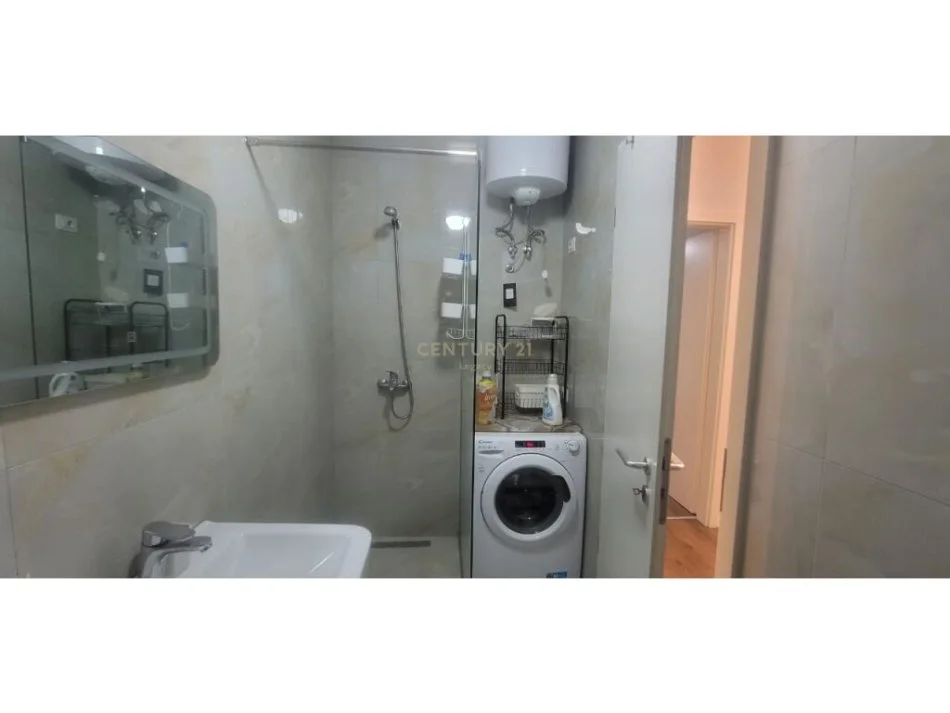 Tirane, jepet me qera apartament 1+1 Kati 10, 500 m² (Inxhinieria)