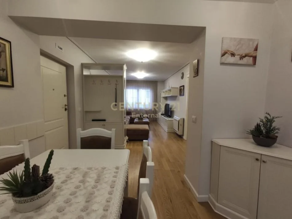 Tirane, jepet me qera apartament 2+1 ,kati 2, 90 m² 750 € (21 Dhjetori)