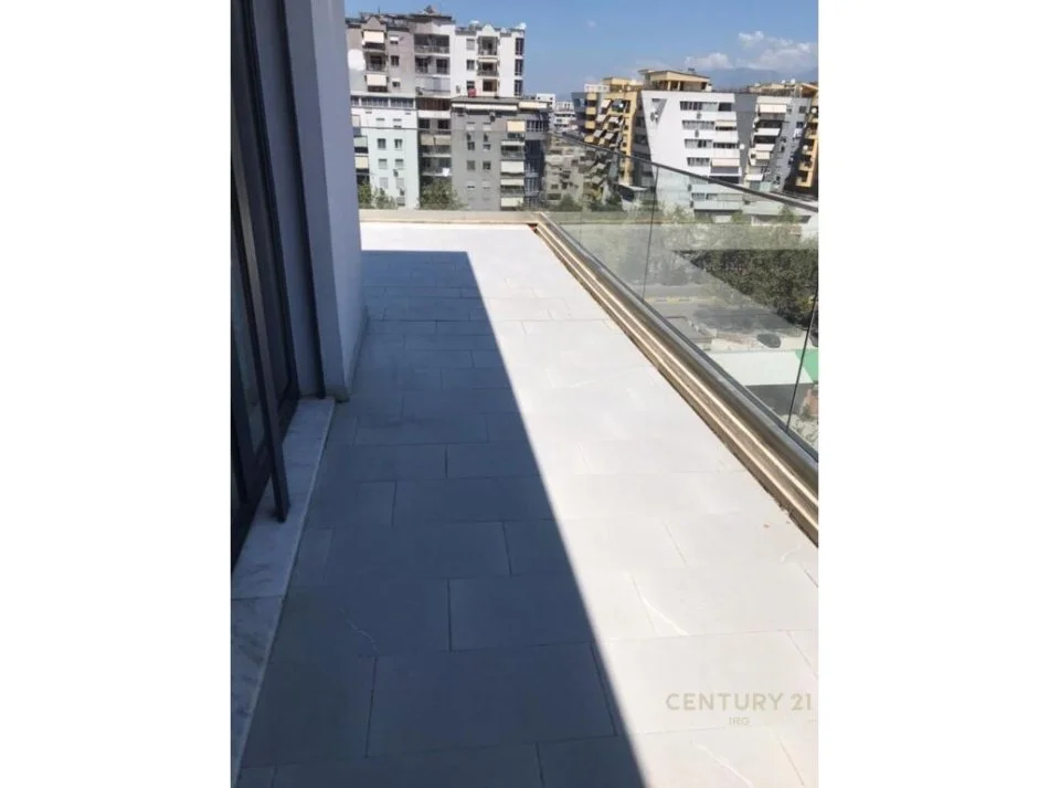 Tirane, jepet me qera ambjent biznesi Kati 10, 160 m² 2.500 € (Rruga e Kavajes)