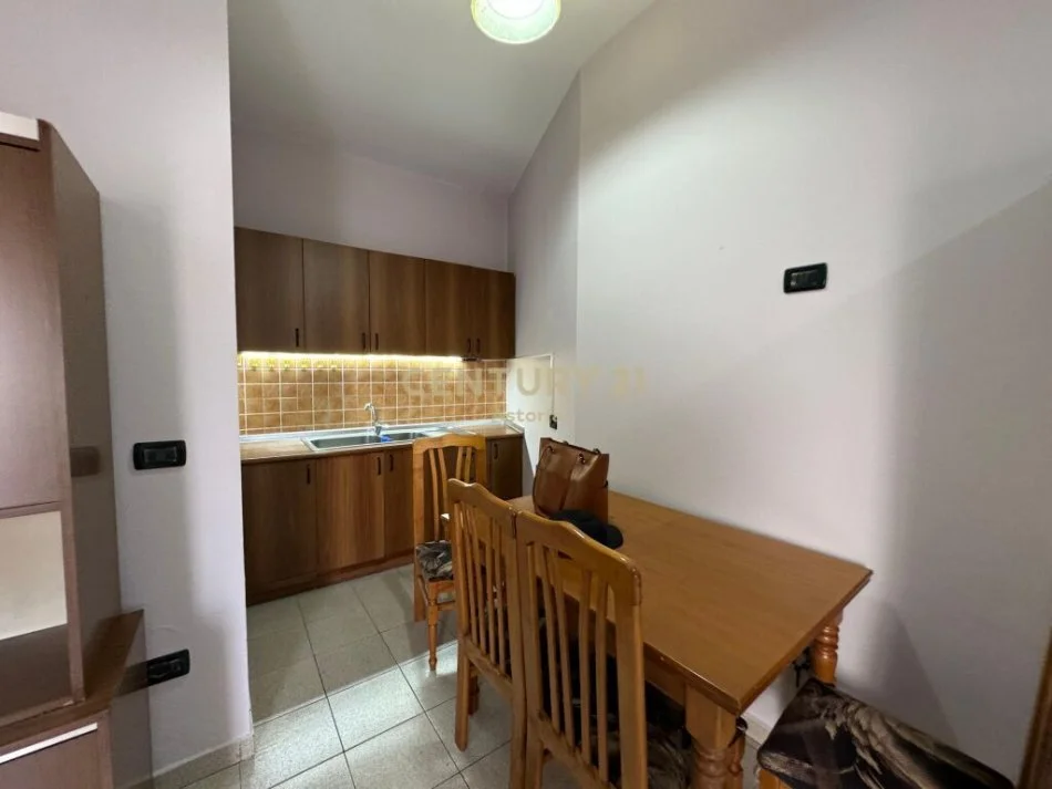 Shqiperi, jepet me qera apartament 2+1( Bosh) Kati 2, 103 m² 450 € (Ali Dem)