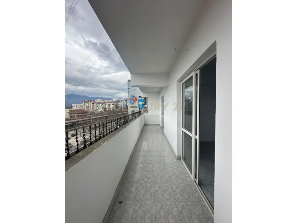 Tirane, shitet apartament 2+1+Ballkon Kati 4, 101 m² 140.000 € (Laprake)