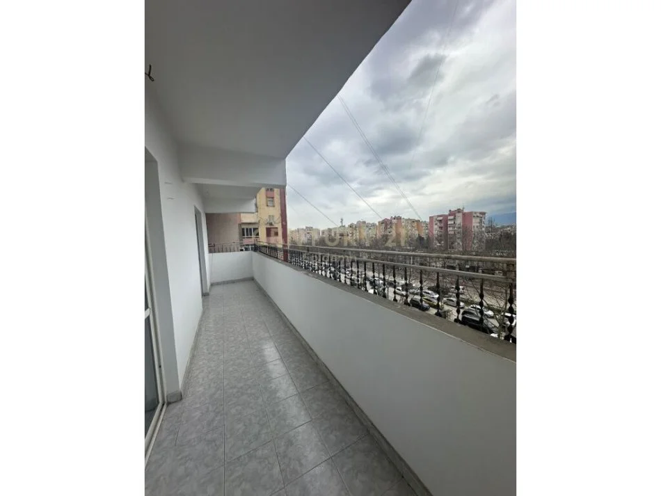 Tirane, shitet apartament 2+1+Ballkon Kati 4, 101 m² 140.000 € (Laprake)