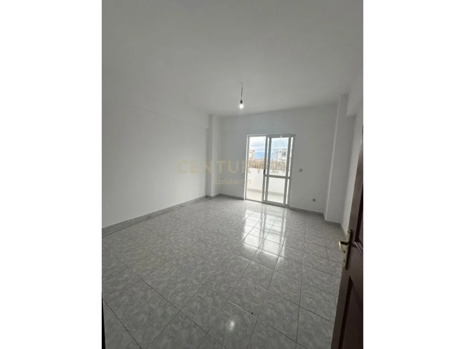 Tirane, shitet apartament 2+1+Ballkon Kati 4, 101 m² 140.000 € (Laprake)