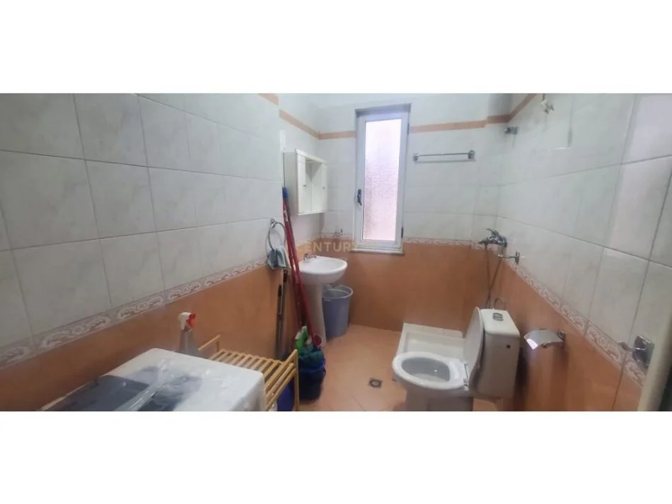 Tirane, jepet me qera apartament 2+1 , 80 m² 500 € (Farmacia 10)