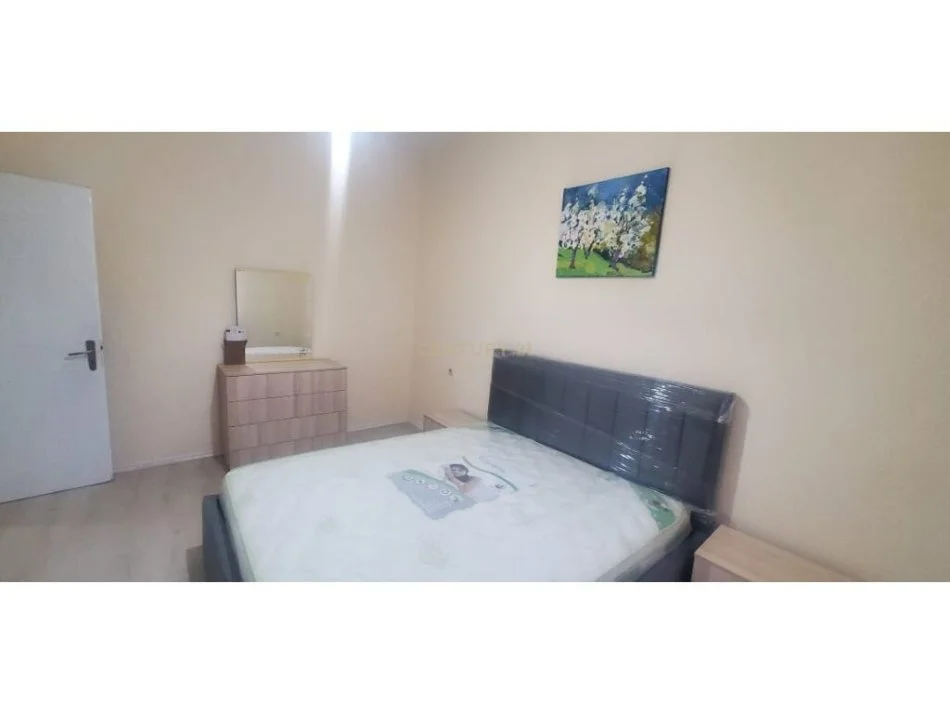 Tirane, jepet me qera apartament 2+1 , 80 m² 500 € (Farmacia 10)