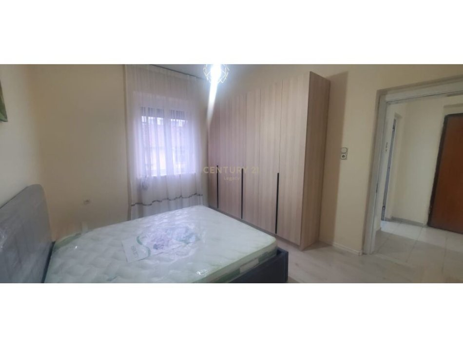 Tirane, jepet me qera apartament 2+1 , 80 m² 500 € (Farmacia 10)
