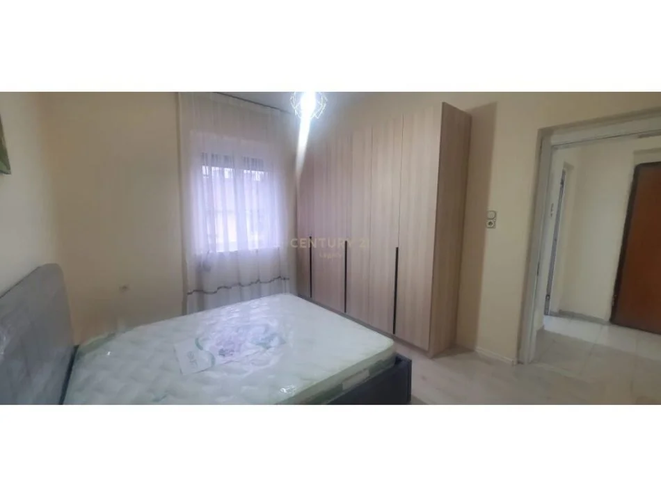 Tirane, jepet me qera apartament 2+1 , 80 m² 500 € (Farmacia 10)