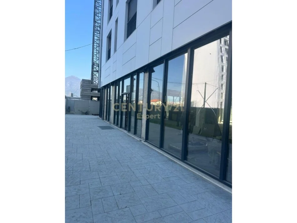 Tirane, jepet me qera ambjent biznesi Kati 0, 250 m² 3.000 € (Bulevardi i Ri)