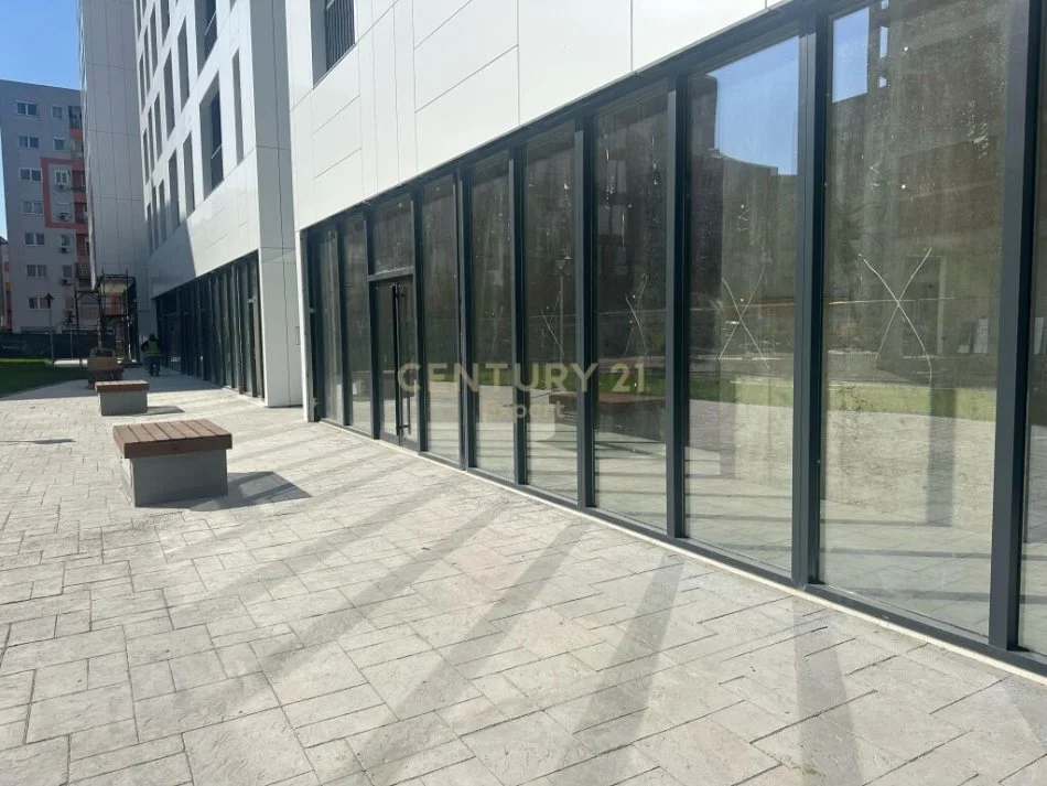 Tirane, jepet me qera ambjent biznesi Kati 0, 250 m² 3.000 € (Bulevardi i Ri)